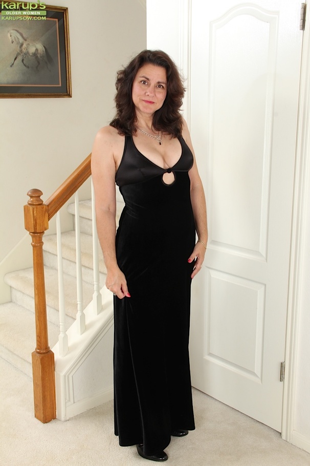 606px x 910px - Horny Mature Cougar In Stunning Black Dress Plays With Her Older Vagina. -  YOUX.XXX