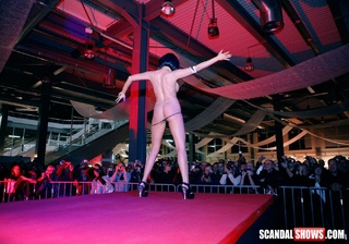 impresionante striptease espectáculo performed