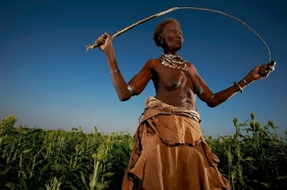 living tribu making ébano