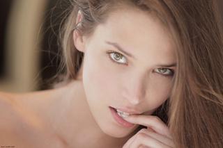 preciosas long-haired chica giving