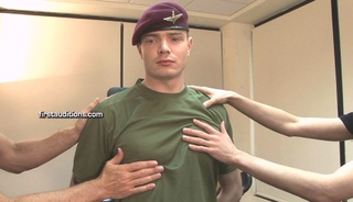 jóvenes militar hombre desnudas