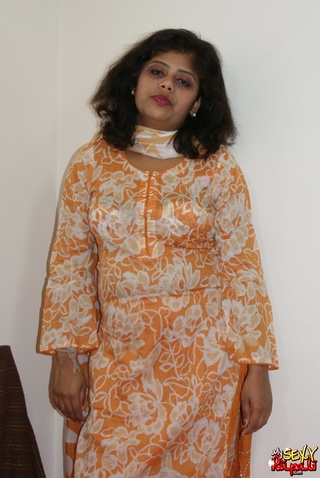 takes naranja sari desnudas