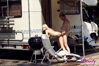 calientes rubias tee helen