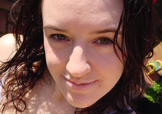 jovencita rubias con piercing eyebrow