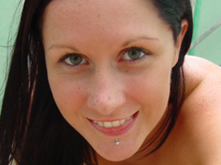 rizosa rubias jovencita posar