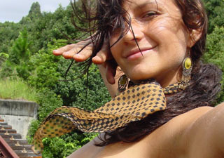 bonita morena bolas posar