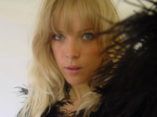 rubias long-haired nena enjoys