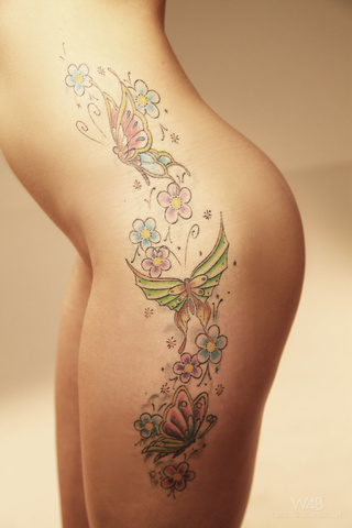 tatuado rubias jovencita takes
