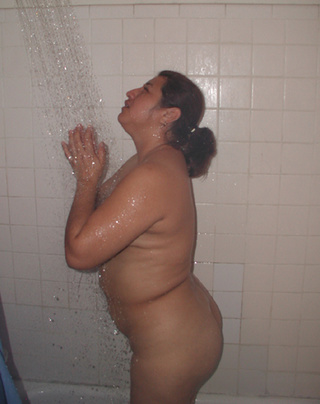 ponytailed brunette foaming fat