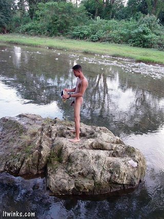 frolicking agua desnudo oscura