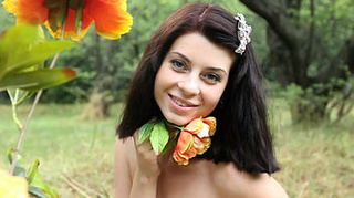 bonita morena jovencita takes
