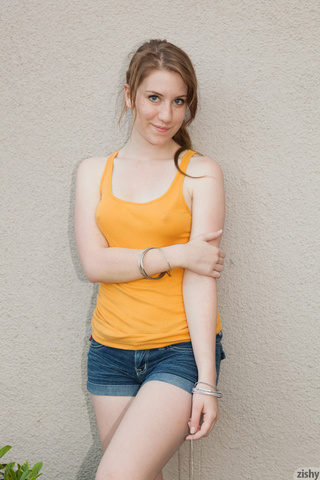 chica mona ponytailed jovencita pantalón corto