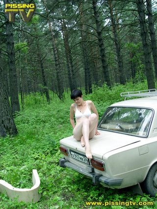 desnudas jovencita walks ladder