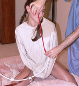 jovencita chavala flogged taladrada