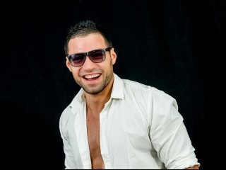 brunette adrianoh4rd perform close