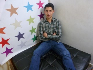 brunette reinaldo19 perform close