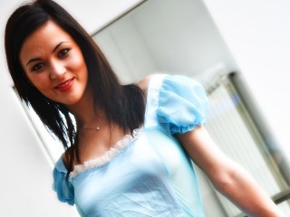 brunette delia perform roleplay
