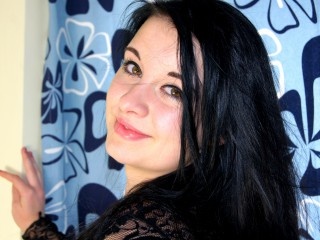brunette karinaacam perform dancing