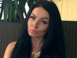 brunette amanda