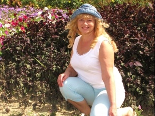 rubias lili perform bailando
