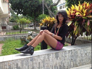 brunette bahamon perform butt