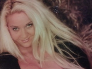 blonde naomi perform close