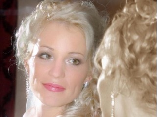 blonde jenna perform close