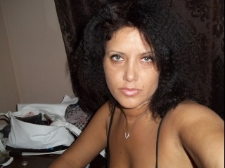 brunette swweetgreeneyes