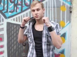 blonde paul perform close