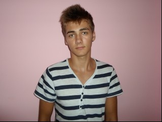 blonde enrikobluee perform close