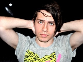 brunette oskar perform close