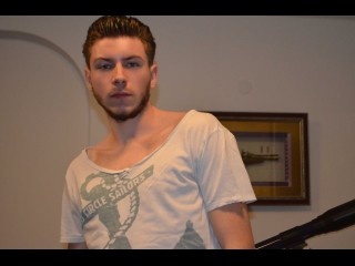 blonde mike4 perform close