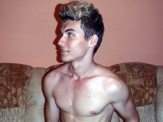 blonde eddie perform close