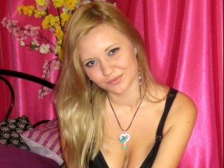 blonde candicef perform close