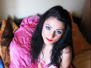brunette larasweet perform close
