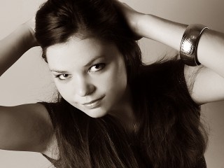 brunette andrealovelyxo perform close