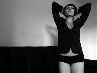 brunette petitemonique perform cameltoe