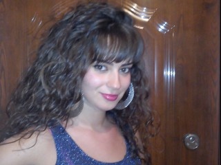 brunette caroline3000 perform close