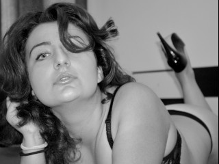 brunette divinna perform cameltoe