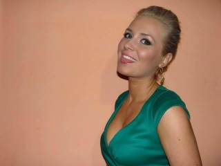 rubias larisa perform cameltoe