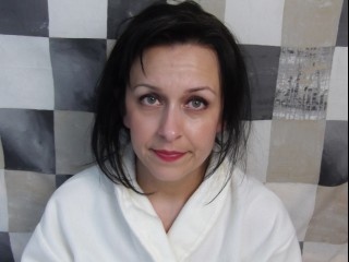 brunette evelin perform dancing
