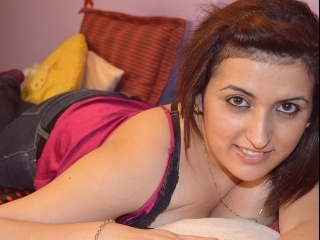 brunette monica perform cameltoe