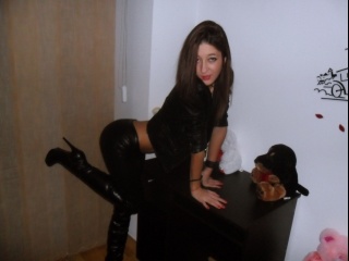 brunette nicol perform anal