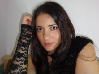 brunette rebeka009 perform close