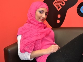 brunette aisha perform cameltoe