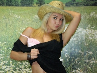 blonde volary perform cameltoe