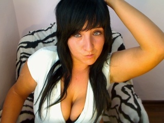 brunette lolaboobs perform dancing
