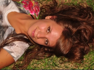 morena alecsarichards perform de cerca