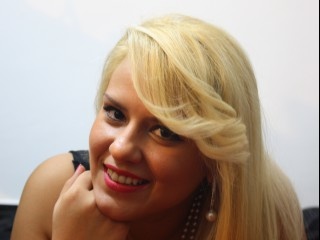 blonde royaloneroyal perform butt