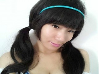 brunette yiyicn perform close